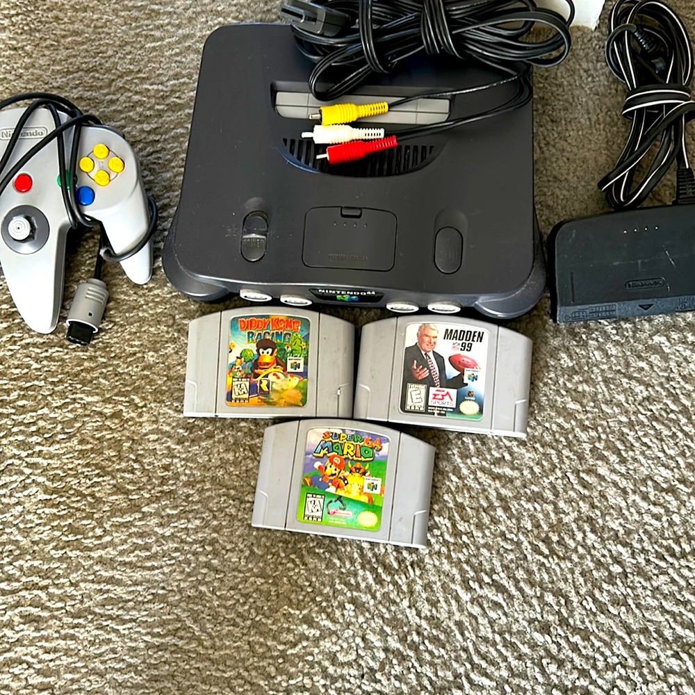 Used N64 bundle with 3 games (madden99, super Mario64, Diddy Kong racing)